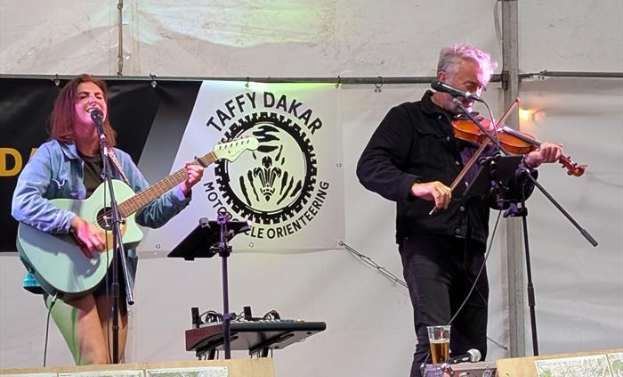 Musicians with guitar and violin